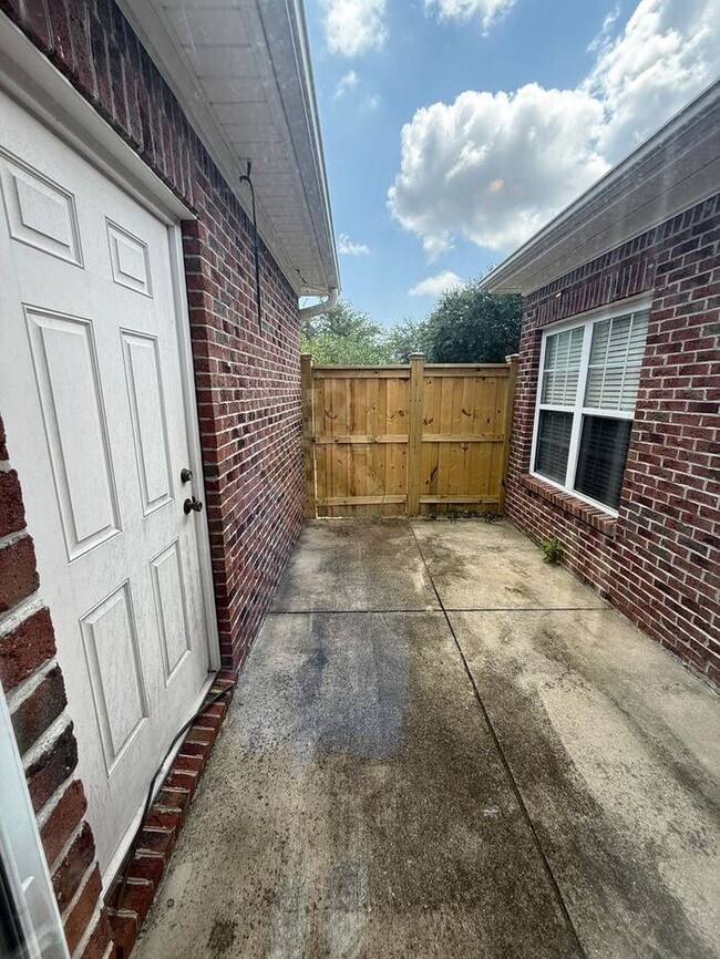 Building Photo - RENT SPECIAL! Freshly Painted! New Carpet!...