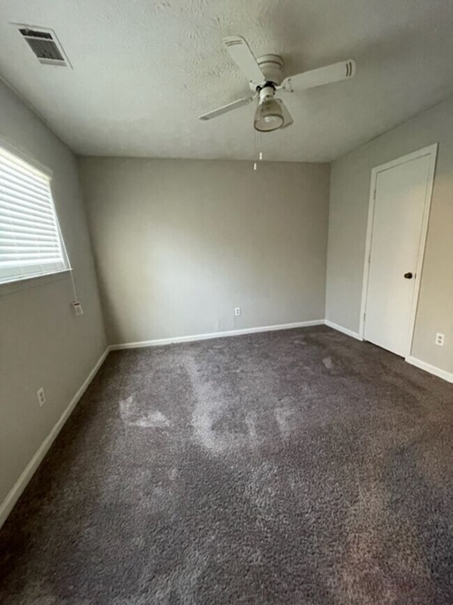 Building Photo - 3 Bedroom Home Available !