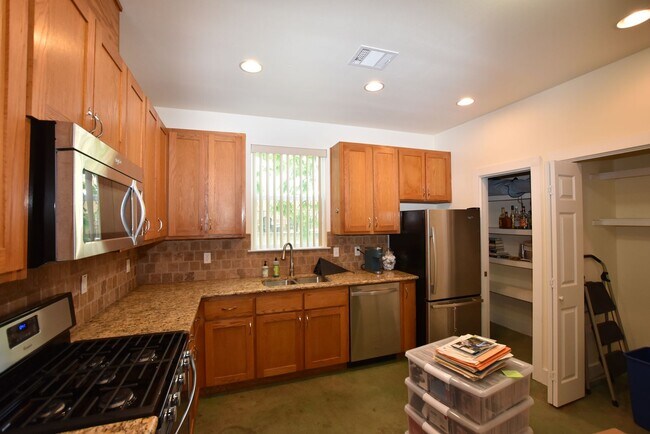 Building Photo - Charming Highland Village Home with Guest ...