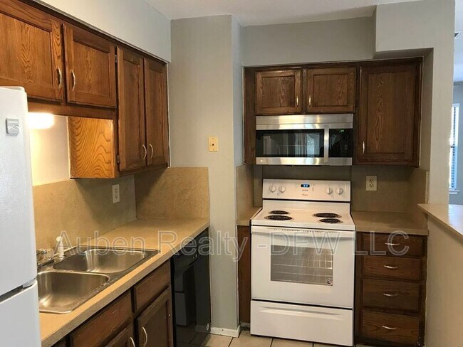 Building Photo - 118 Maple St