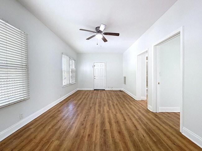 Building Photo - 1/1 in Central Lakeland with a great side ...