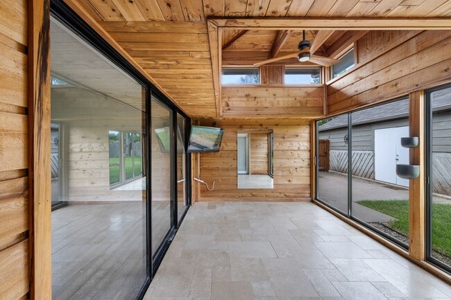 Building Photo - 1222 Haines Dr