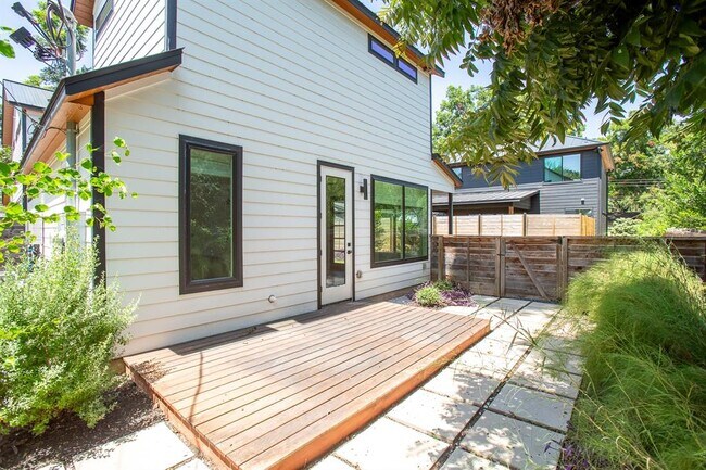Building Photo - 913 Mansell Ave