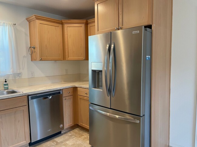 Building Photo - Beautiful 2 Bedroom 1.5 Bath 2 Story Home-...
