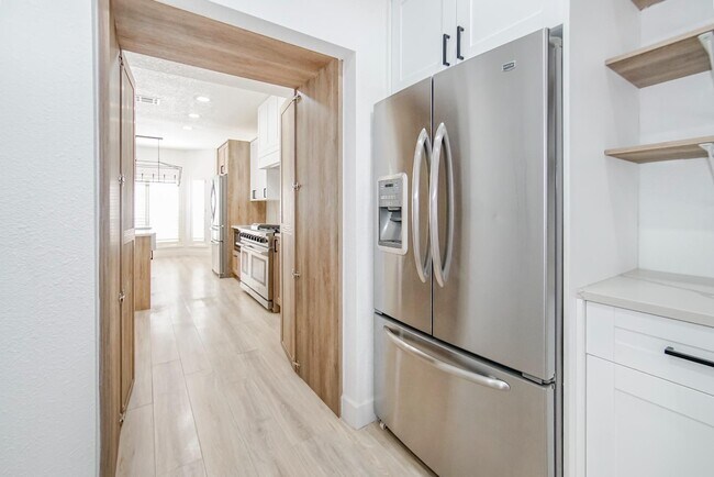 Building Photo - 918 Calle Cumbre Ct