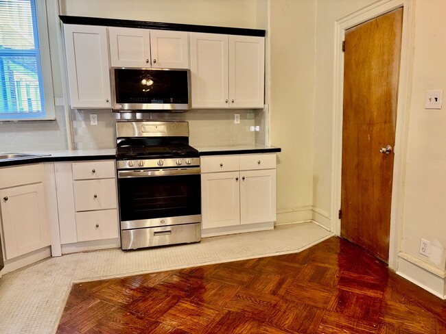 Building Photo - 216 S 46th St