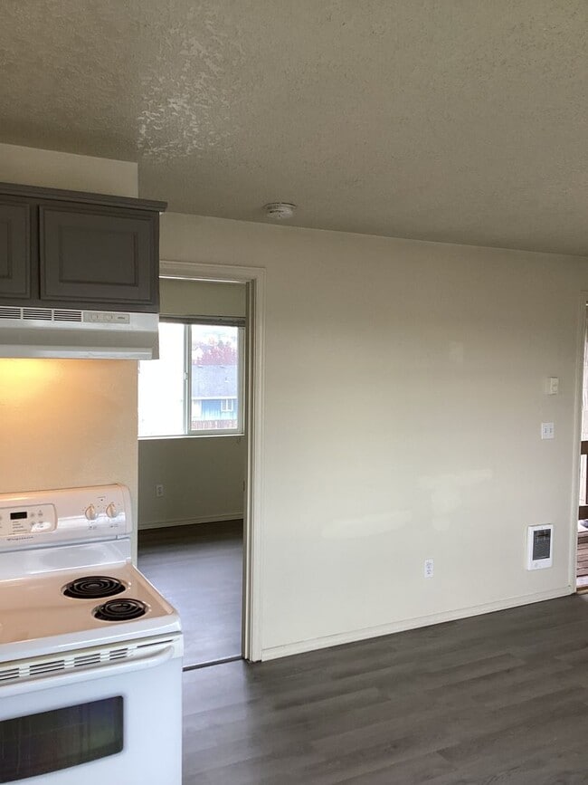 Building Photo - 2040-2040 NE Elk St