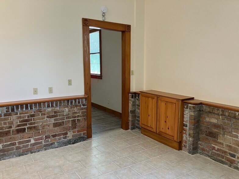 Dining room bonus cabinet - 2039 Valence St