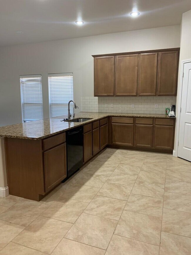 Building Photo - 905 E 98th St