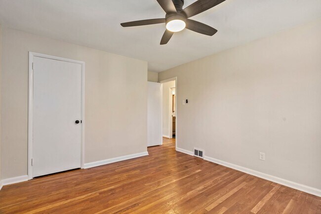 Building Photo - Beautifully Renovated 4 Bed/ 2 Bath with 2...
