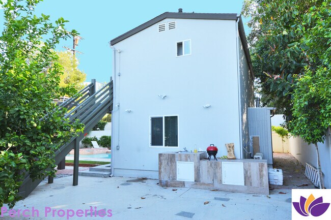 Building Photo - 5955 Hillview Park Ave