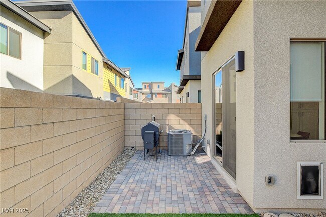 Building Photo - 3354 Via Strada St