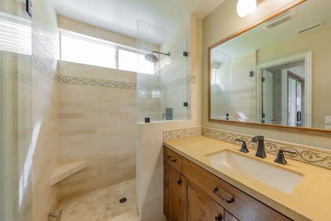 Building Photo - 425 Stuart Ct