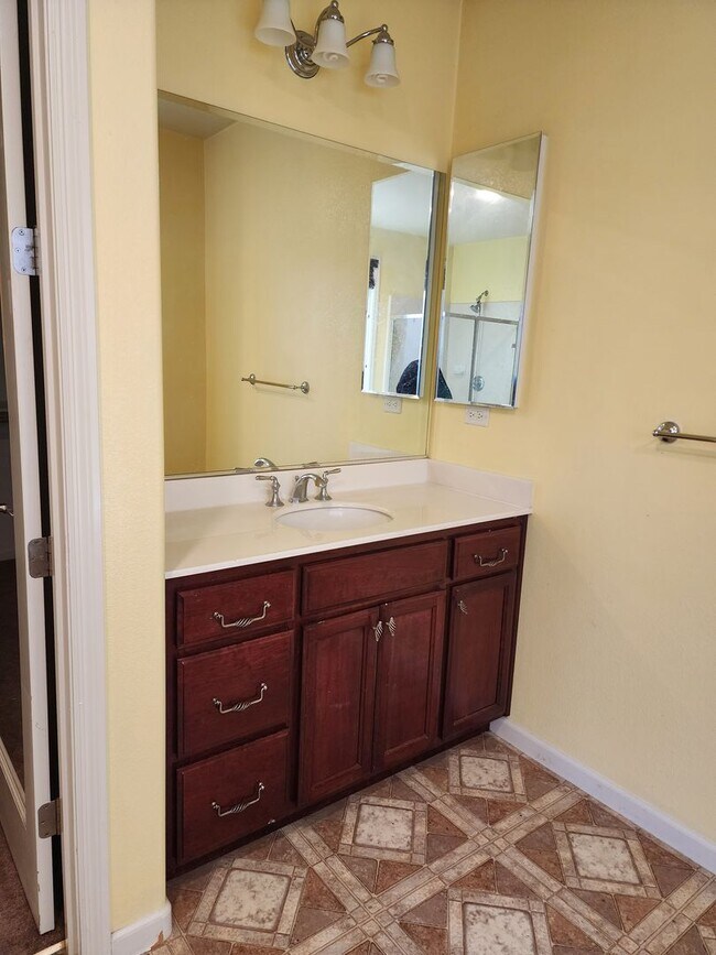 Building Photo - 5 Bedroom 3 Bathroom with 3 car Garage in the Sylvan School District