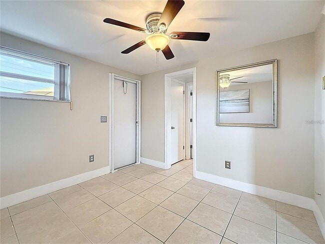 Building Photo - 2600 N Paula Dr