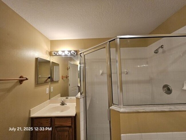 Building Photo - Welcome to your new home! This spacious 3-bedroom, 2-bathroom single-family home