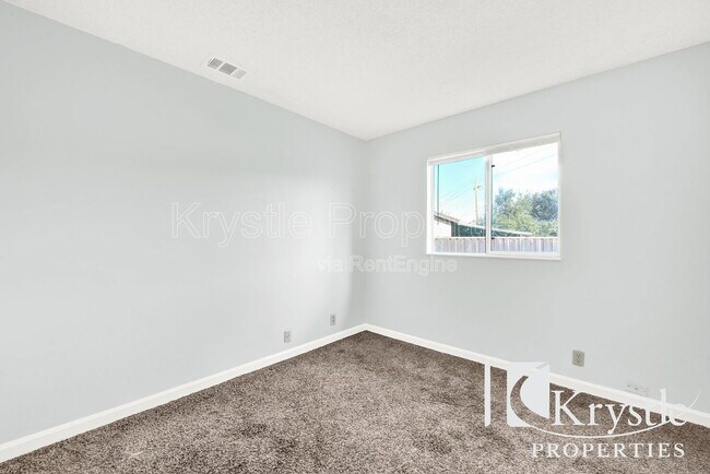 Building Photo - 121 Radcliffe Dr