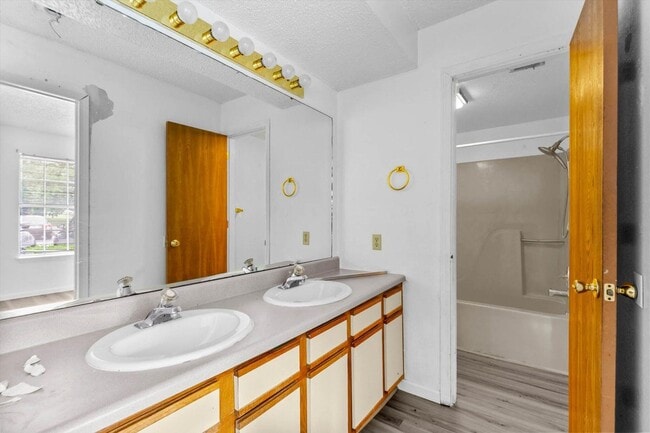 Building Photo - Charming Corner Condo in Fall Creek