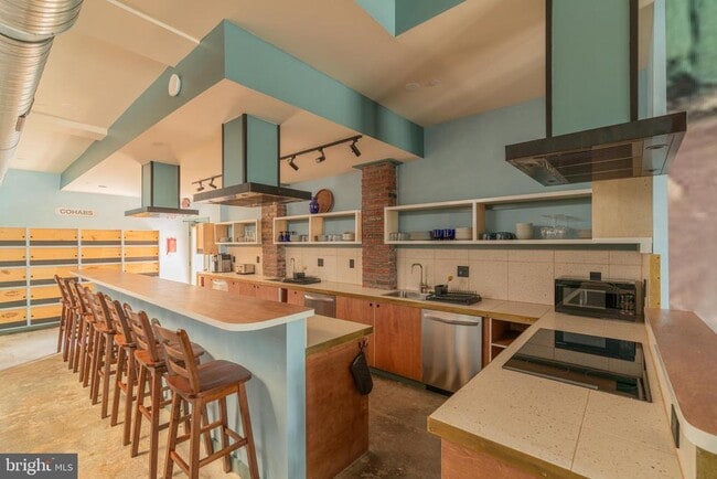 Building Photo - 711 G St SE