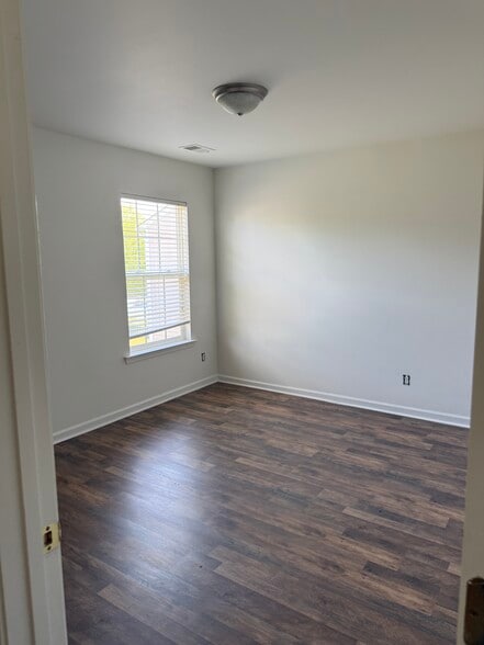 Building Photo - 2810 Azalea Hills Dr