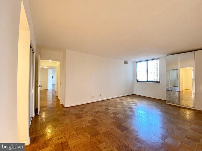 Building Photo - 3800 Fairfax Dr