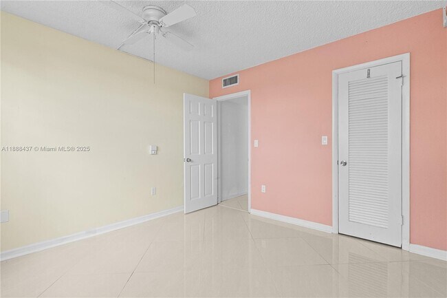 Building Photo - 2999 Point E Dr