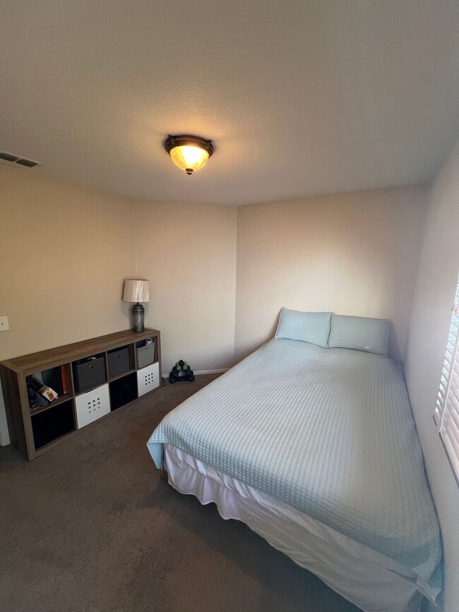 Building Photo - 3 Bedroom - Heart of Roseville