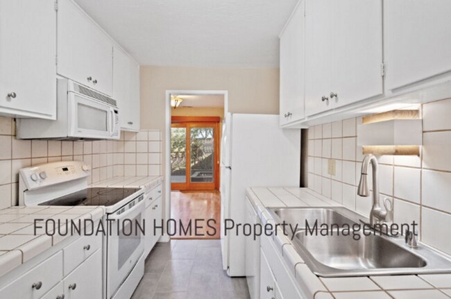 Building Photo - 28 Mariner Green Dr