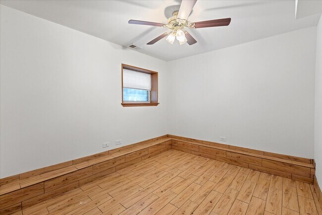 Building Photo - 3546 N Bosworth Ave