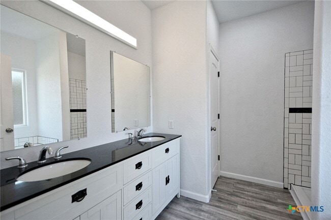 Building Photo - 1234 Clearcreek Dr