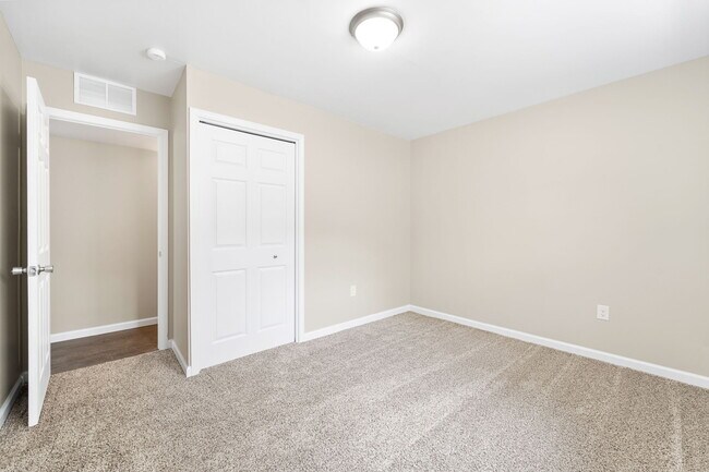 Building Photo - 422 Farmington Rd