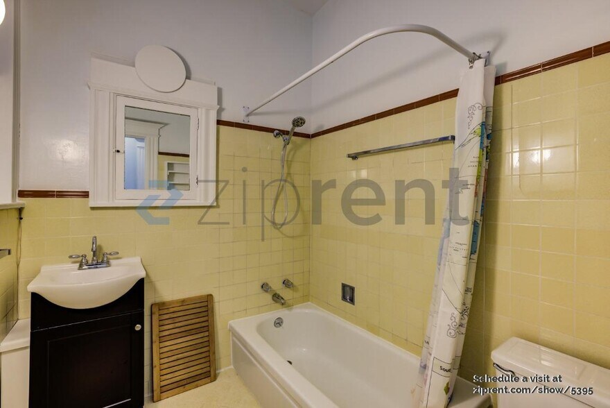 Building Photo - 643 Cole St