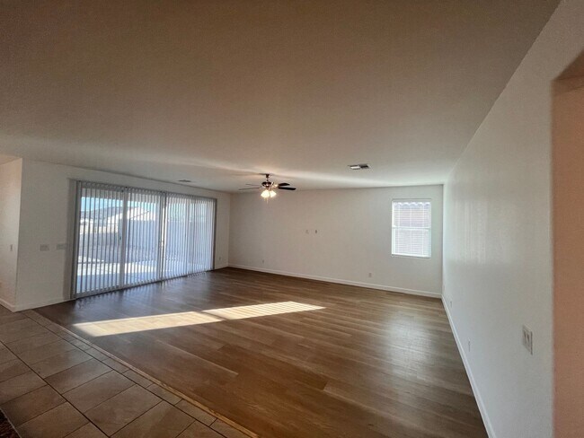Building Photo - 2880 N Riverdale Ln