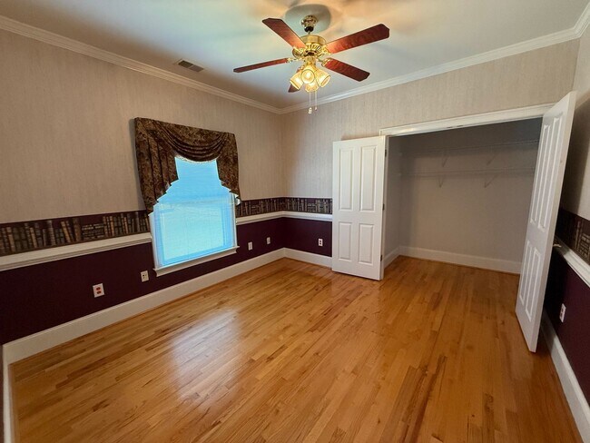 Building Photo - 785 Glenwood Dr