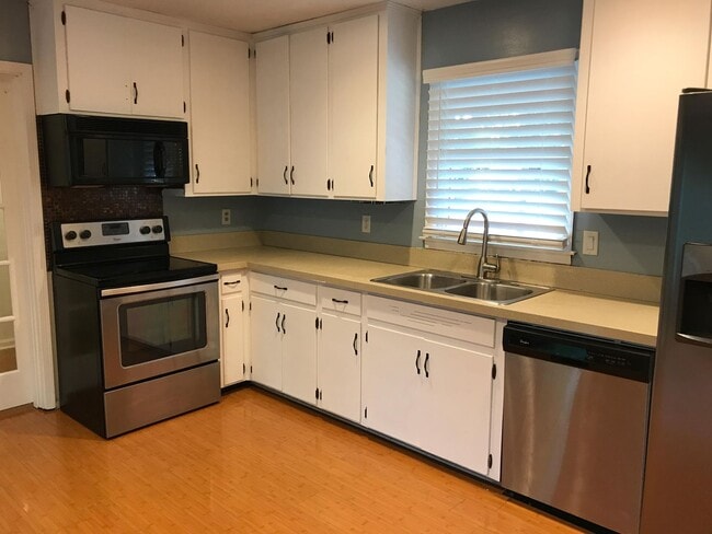 Building Photo - ** 3 Bed 2 Bath located behind Faulkner ** Call the self showing number to schedule a tour 334-36...