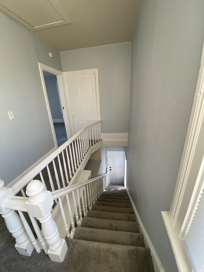 Entrance and hallway - 1934 Holladay St