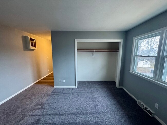 Building Photo - All Utilities Paid – Top-Floor Studio with Parking Outside Door – $850