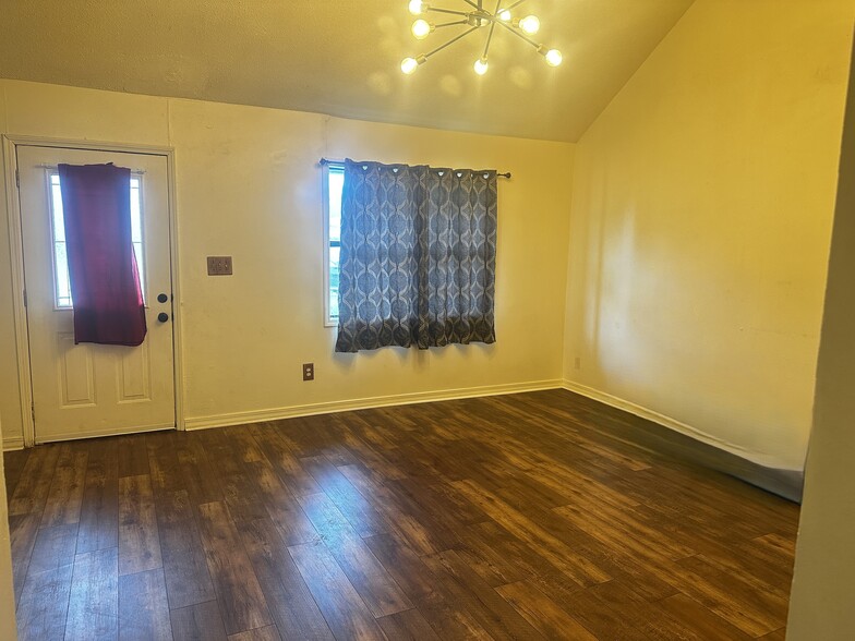 Building Photo - 1408 Wagon St