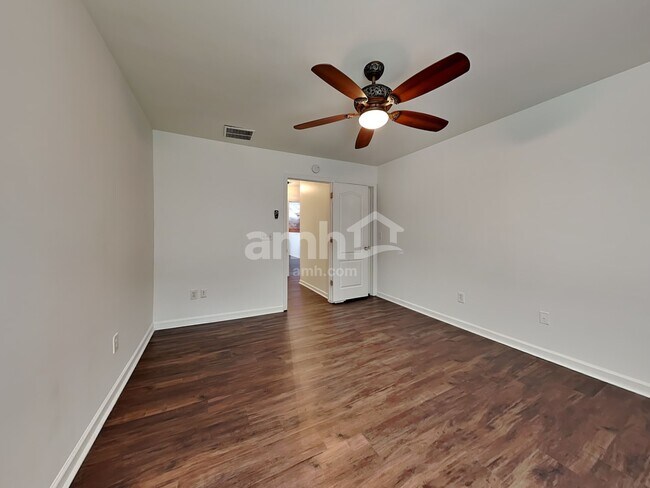 Building Photo - 3439 Silverlake Ct