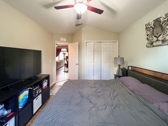 Building Photo - Pet Friendly 3BR/2BA Home on 1 acre in SW Gainesville - available Mid-October!