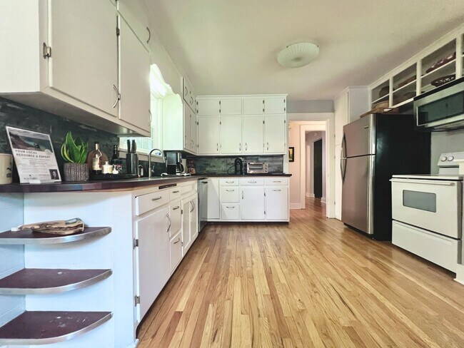 Building Photo - The Ideal TC Downtown Retreat