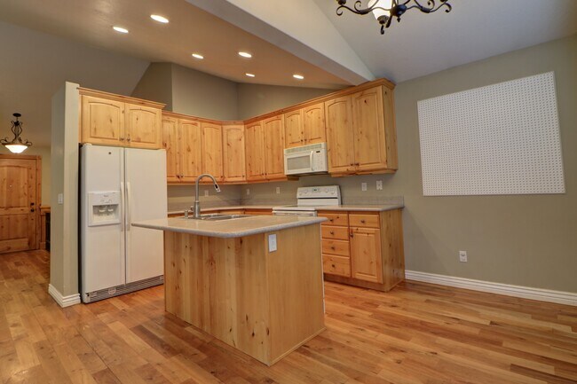 Building Photo - New reduced rent!