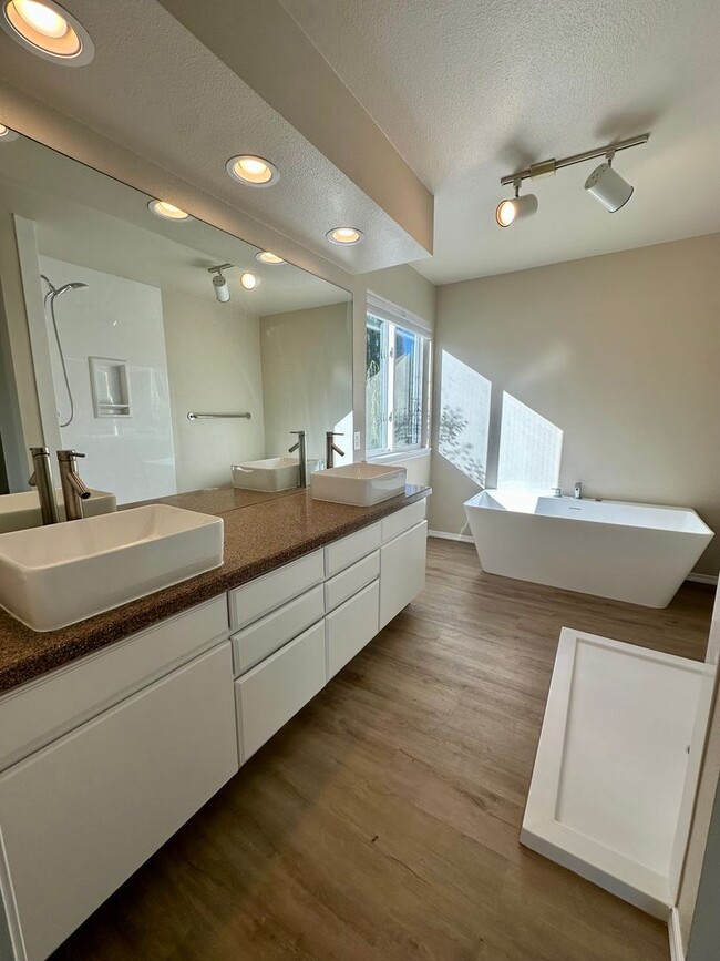 Building Photo - Beautifully Updated 5-Bedroom Home Near Ut...