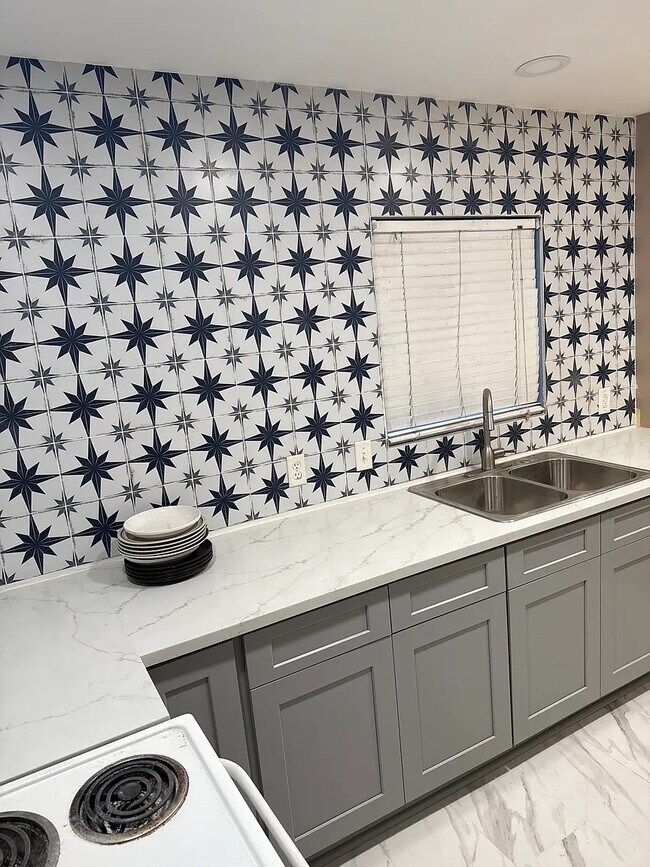 Building Photo - 2422 Dublin St