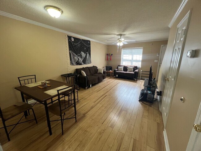 Building Photo - 2 bed 2.5 bath townhouse