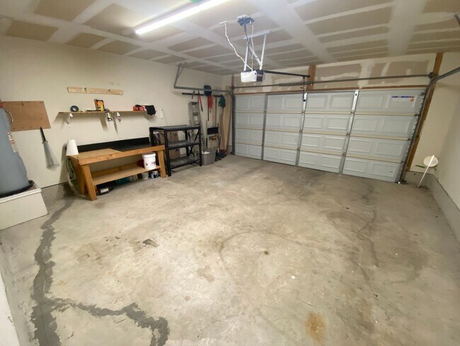 Building Photo - 3/2 Single Story ~ Conveniently located to...