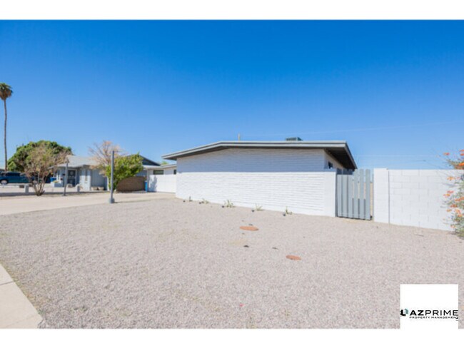 Building Photo - $1750 OFF FIRST MONTH'S RENT MOVE IN SPECI...