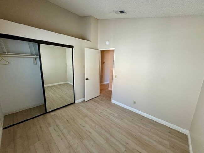 Building Photo - Beautifully Updated 3-Bedroom Home with Ne...