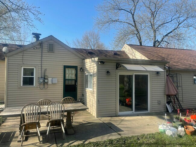 Building Photo - 2363 E Maple Rd