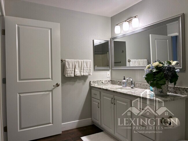 Building Photo - Beautifully Upgraded, 2BD/2BA, Condo Home in The Phoenician, Roseville!